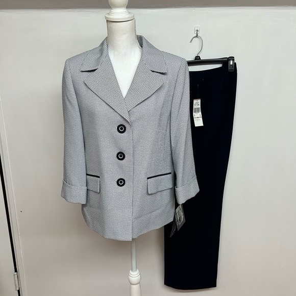 Evan Picone Jackets & Blazers - NWT. Women’s Two-Piece Tailored Jacket & Pants Set in Navy &White Size 12